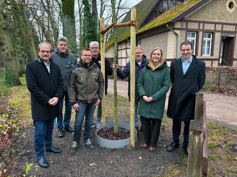 Baumspende_Güth_und_Wolf_Gruppenfoto.jpg